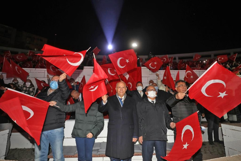 Cumhuriyet ateşi kenti aydınlattı