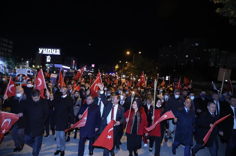 Cumhuriyet ateşi kenti aydınlattı