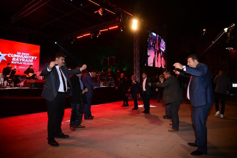 Cumhuriyet ateşi kenti aydınlattı