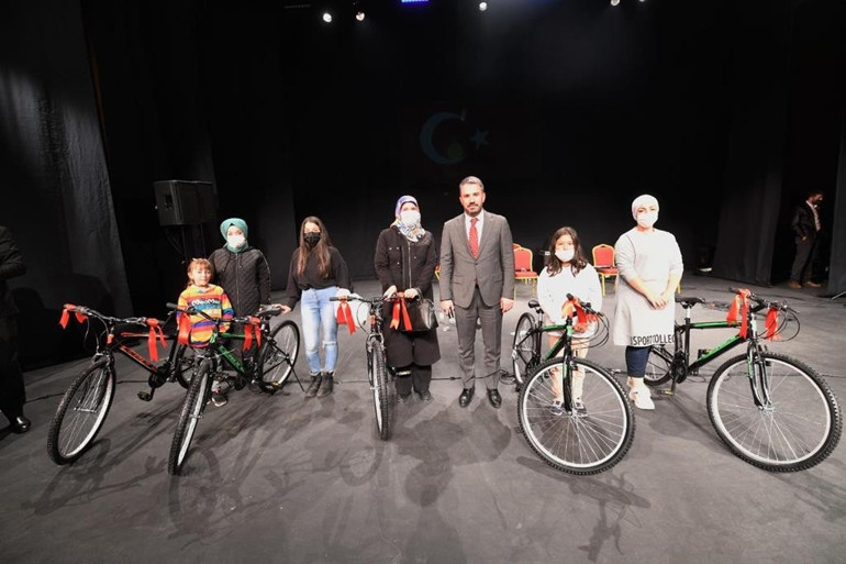 Cumhuriyet ateşi kenti aydınlattı