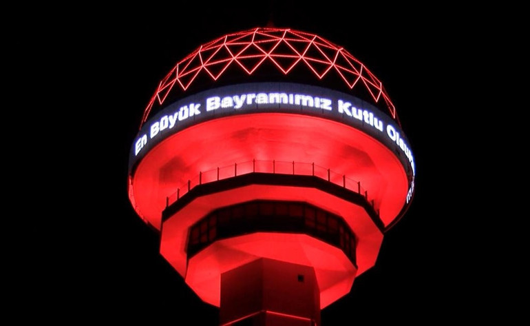 Cumhuriyet ateşi kenti aydınlattı