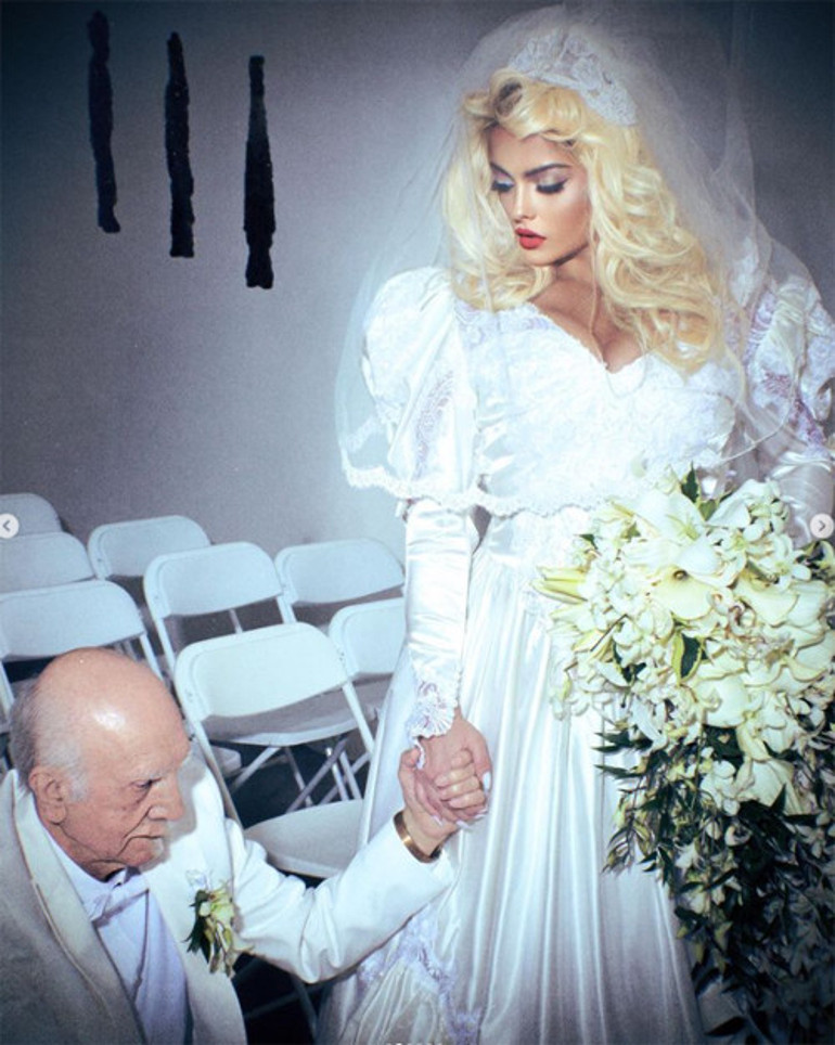 Bebe Rexhanın Cadılar Bayramı pozu tartışma yarattı