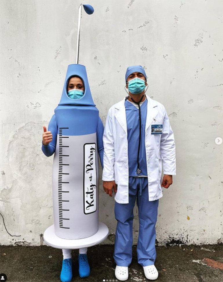 Bebe Rexhanın Cadılar Bayramı pozu tartışma yarattı