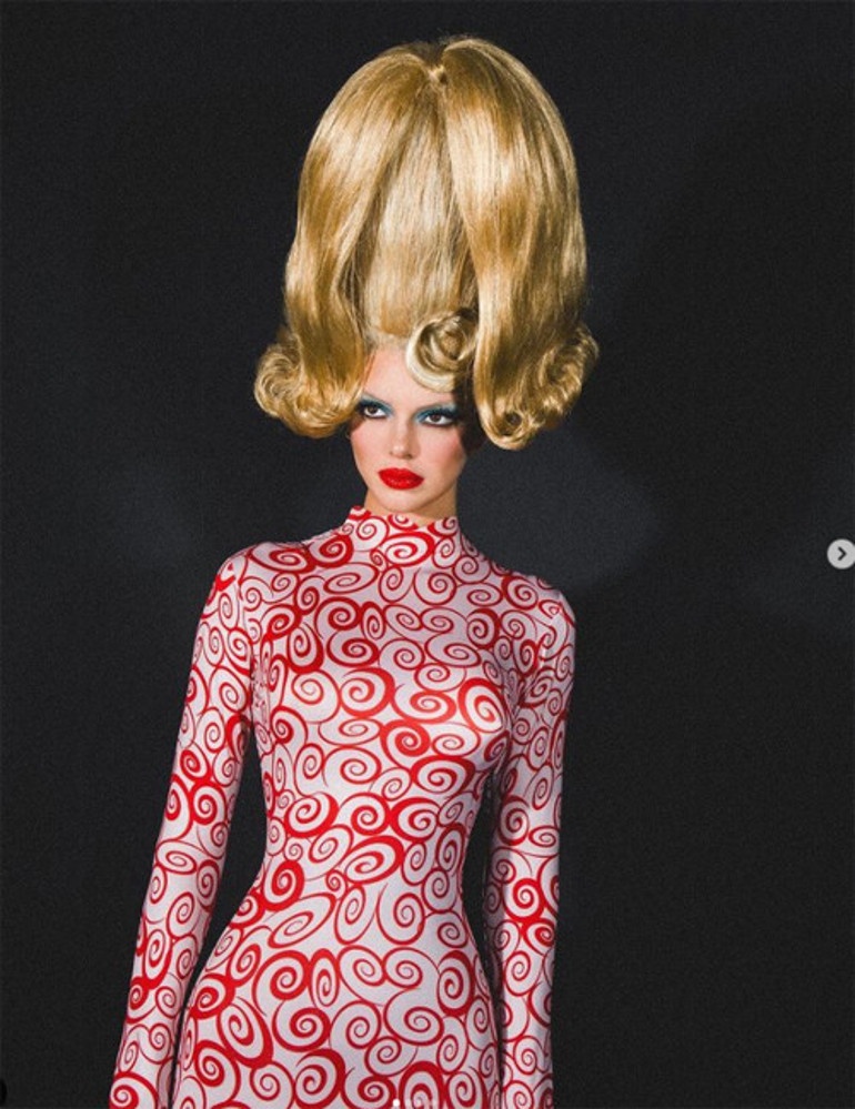 Bebe Rexhanın Cadılar Bayramı pozu tartışma yarattı