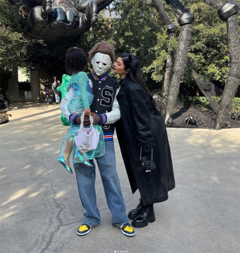 Bebe Rexhanın Cadılar Bayramı pozu tartışma yarattı