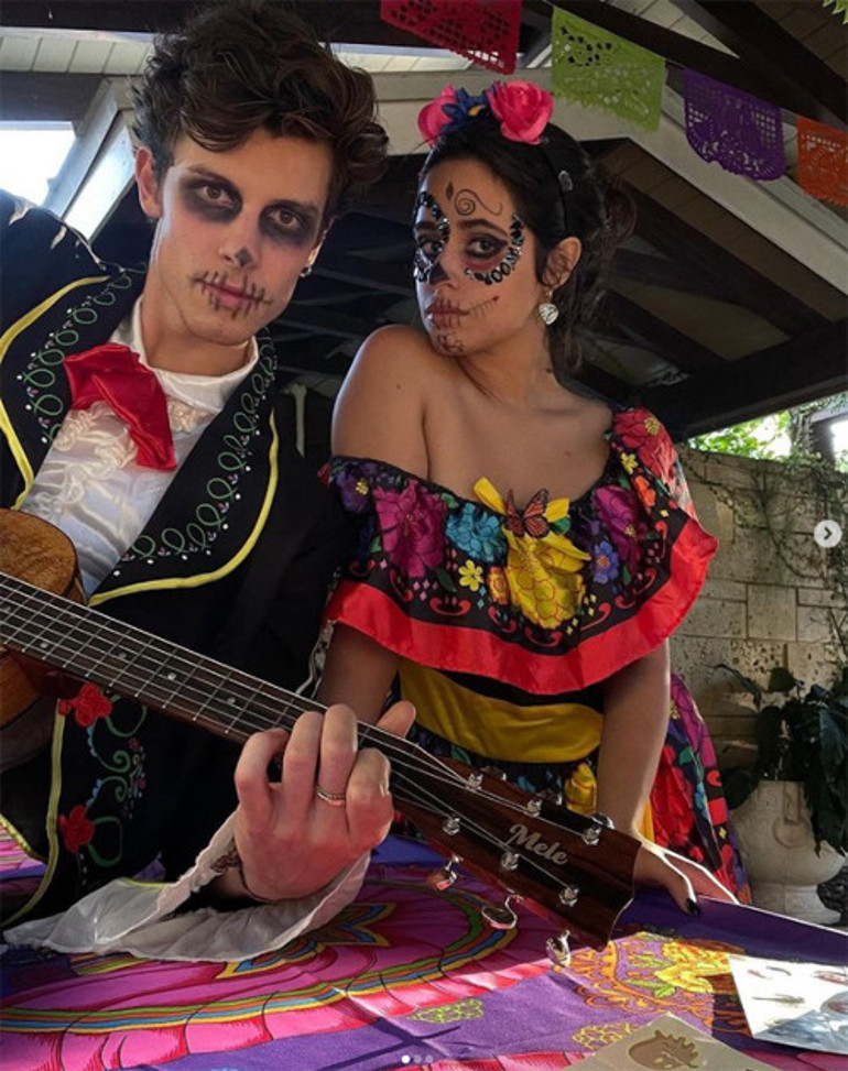 Bebe Rexhanın Cadılar Bayramı pozu tartışma yarattı