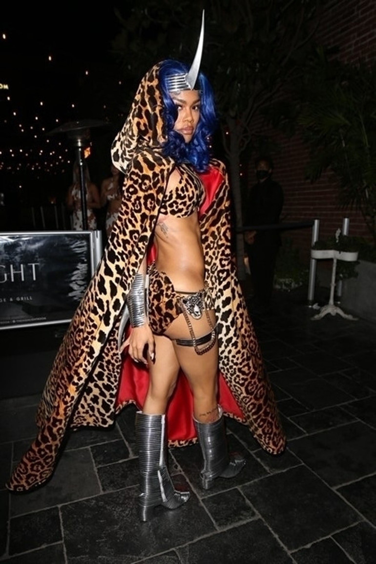 Bebe Rexhanın Cadılar Bayramı pozu tartışma yarattı