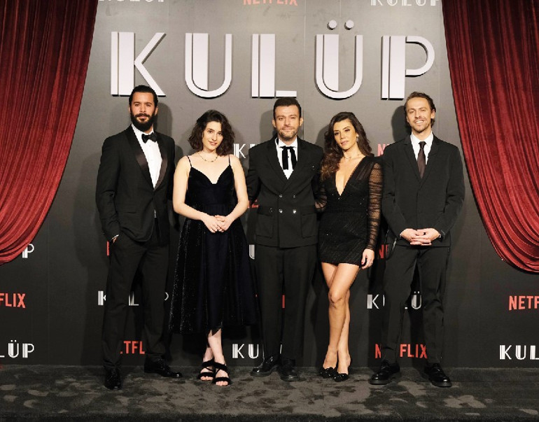 Tarihi diziye renkli gala... Kenan Doğulu ve Beren Saat de oradaydı