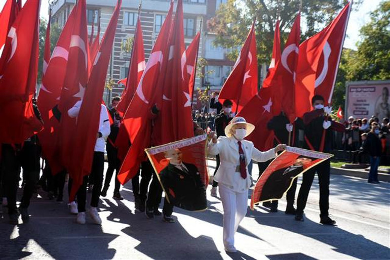 Evini Atatürk müzesine çevirdi Tüm saatler 09.05i gösteriyor
