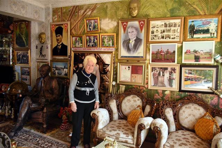 Evini Atatürk müzesine çevirdi Tüm saatler 09.05i gösteriyor