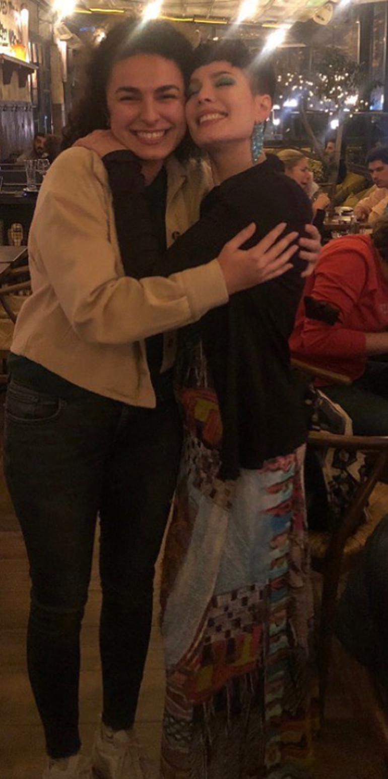 Halsey sevgilisi Alev Aydın ile Türkiyeye geldi, hayranlarıyla kucaklaştı