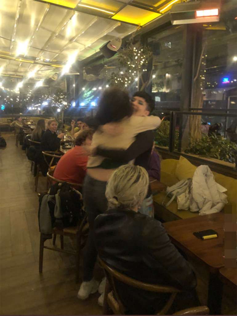 Halsey sevgilisi Alev Aydın ile Türkiyeye geldi, hayranlarıyla kucaklaştı