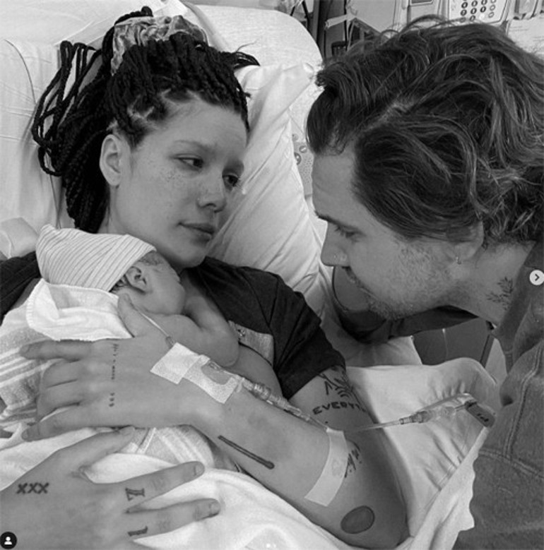 Halsey sevgilisi Alev Aydın ile Türkiyeye geldi, hayranlarıyla kucaklaştı