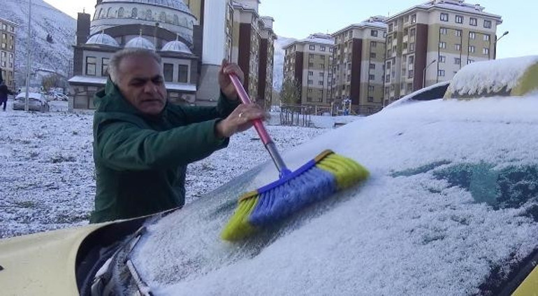 Doğuda kar ve soğuk etkili oluyor... Hava sıcaklığı -5e düştü, kar kalınlığı 10 cmi buldu