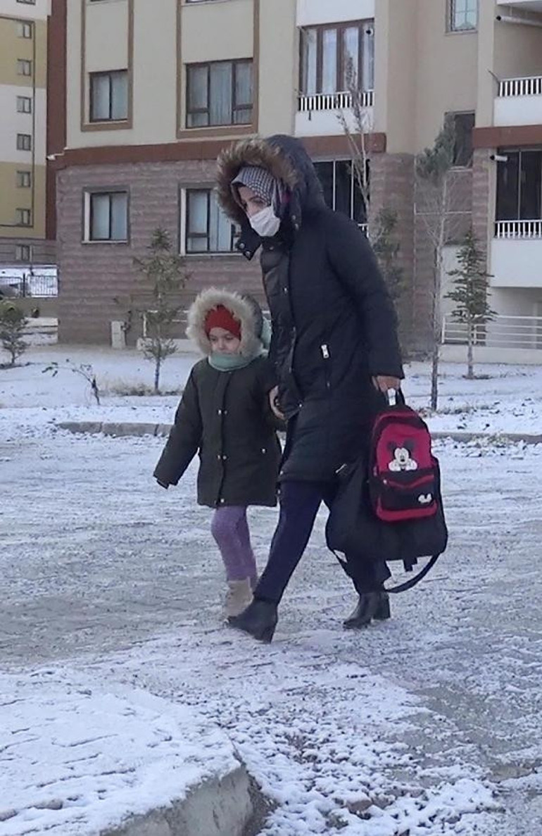 Doğuda kar ve soğuk etkili oluyor... Hava sıcaklığı -5e düştü, kar kalınlığı 10 cmi buldu