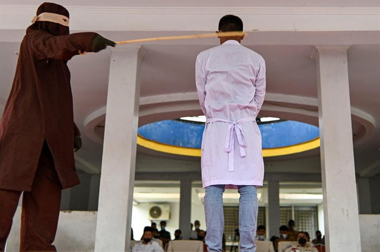 Tepkiler çığ gibi Verdikleri söze rağmen bayılana kadar kırbaçladılar...