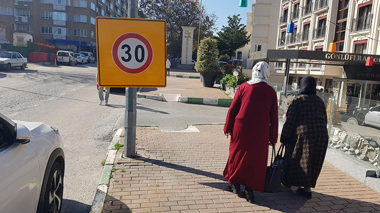 Bizimle dalga geçiyorlar...