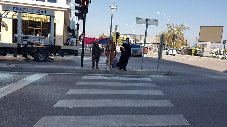 Bizimle dalga geçiyorlar...