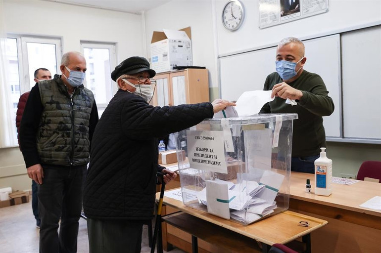 Bulgaristanda tarihi seçim: Türkiyede de sandıklar kuruldu