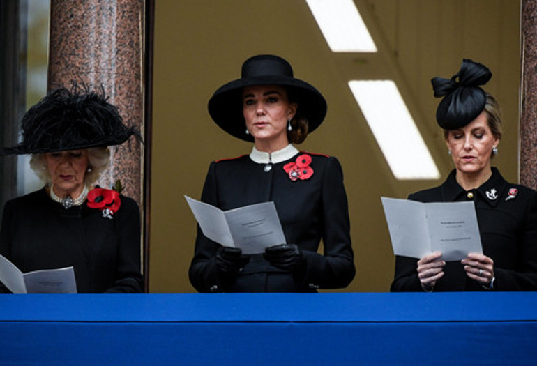 Ve gelin, Kraliçenin yerinde Balkondaki sıralama neyin habercisi