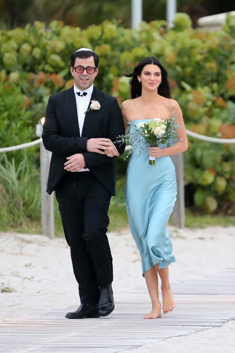 Kendall Jennera eleştiri yağdı: İnsan arkadaşının düğününe bu kıyafetle gider mi