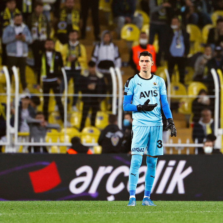 Fenerbahçede Galatasaray derbisi öncesi Berke Özer belirsizliği Bugün de antrenmana çıkmadı...