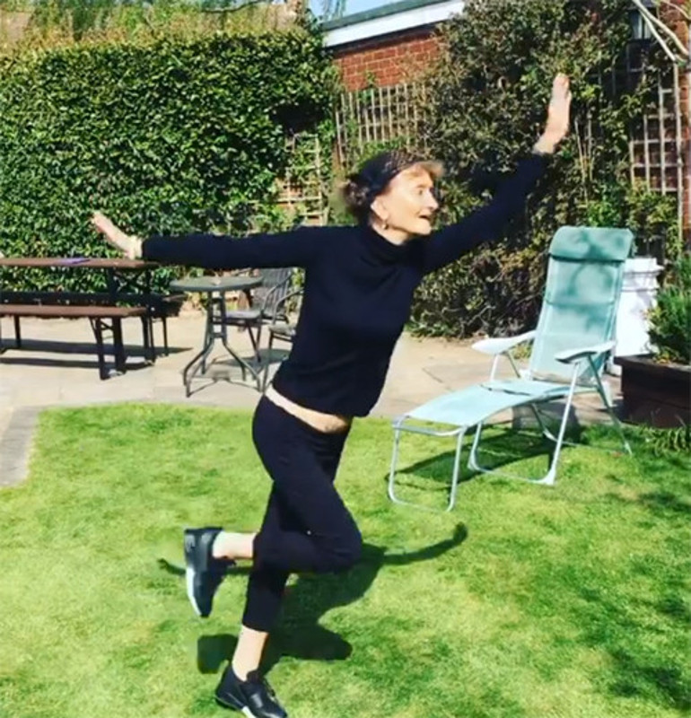 Yakışıklı oyuncu annesinin görüntülerini paylaştı: 80 yaşına geldiğine inanmayan bir tek ben miyim