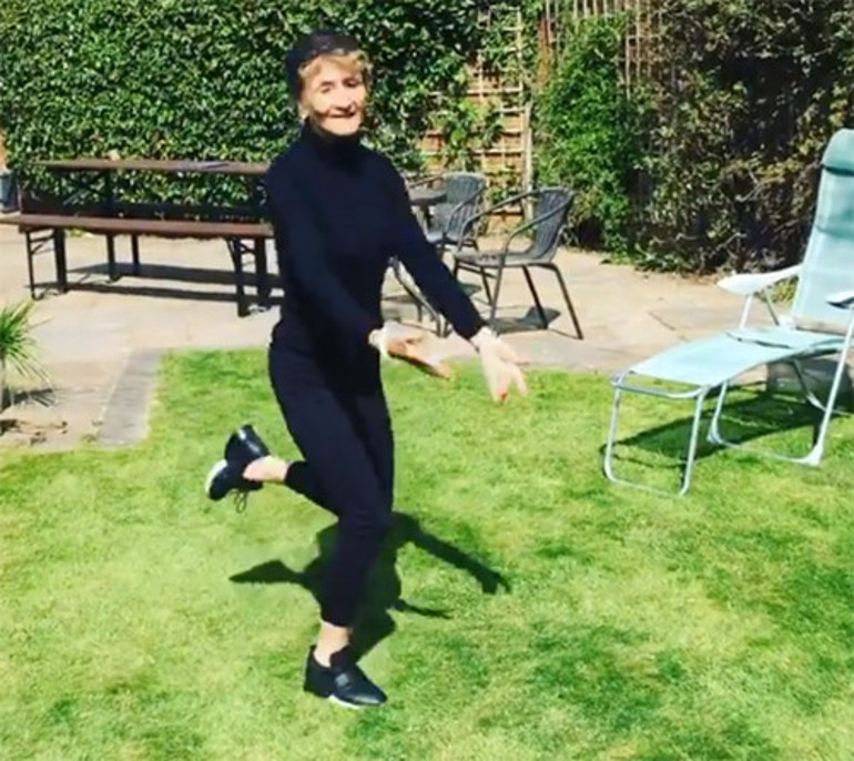 Yakışıklı oyuncu annesinin görüntülerini paylaştı: 80 yaşına geldiğine inanmayan bir tek ben miyim