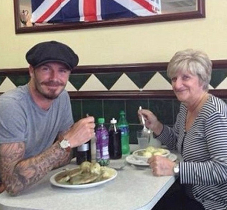 Yakışıklı oyuncu annesinin görüntülerini paylaştı: 80 yaşına geldiğine inanmayan bir tek ben miyim