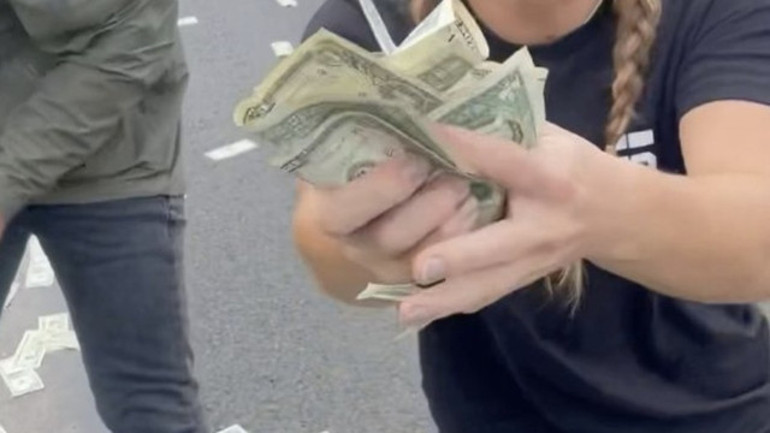 ABDde akılamaz olay Dolarlar otoyola saçıldı...