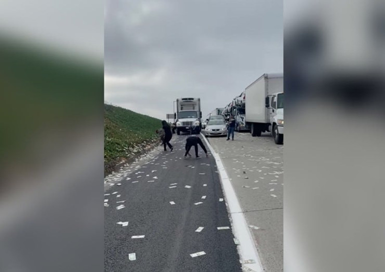 ABDde akılamaz olay Dolarlar otoyola saçıldı...