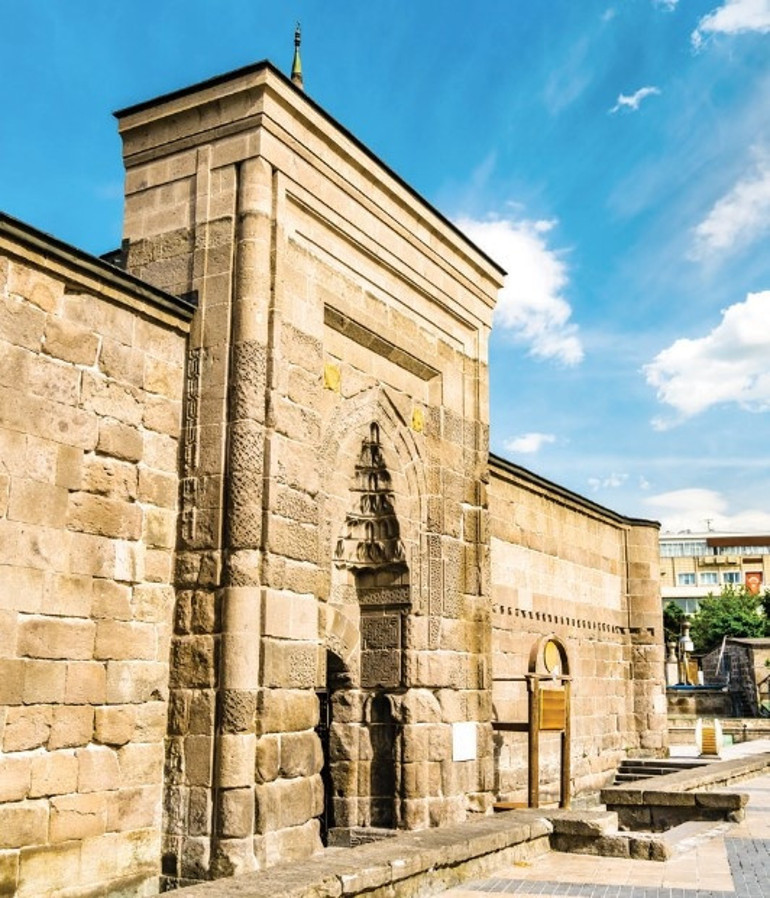 Selçuklu eserlerinin izinde tarihe tanıklık edelim
