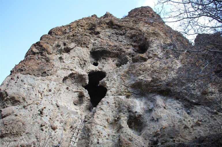 Etrafı kaya içi mağaralarla dolu Vank Kilisesini defineciler harabeye çevirdi