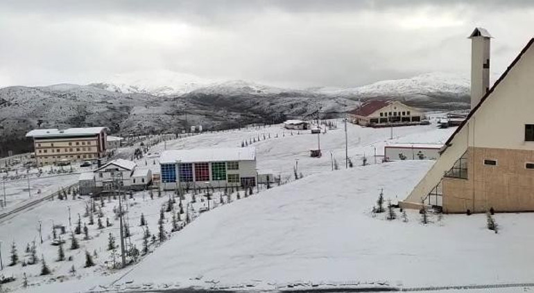 Meteoroloji uyarmıştı Erzurum ve Karsta kar etkili oldu, her yer beyaza büründü