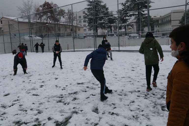 Meteoroloji uyarmıştı Erzurum ve Karsta kar etkili oldu, her yer beyaza büründü