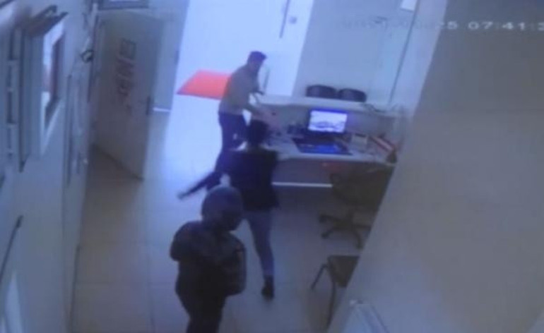 Kilo vermesi için uyaran doktoru bıçakla yaraladı