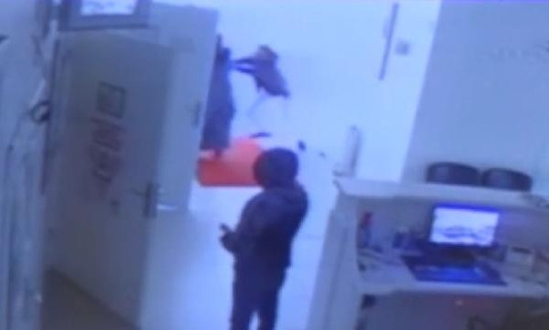 Kilo vermesi için uyaran doktoru bıçakla yaraladı