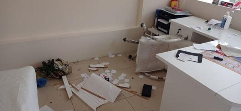 Kilo vermesi için uyaran doktoru bıçakla yaraladı