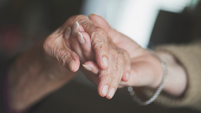 Hasta ve hasta yakını milyonlarca kişiyi ilgilendiriyor... Aşı Alzheimera umut olur mu