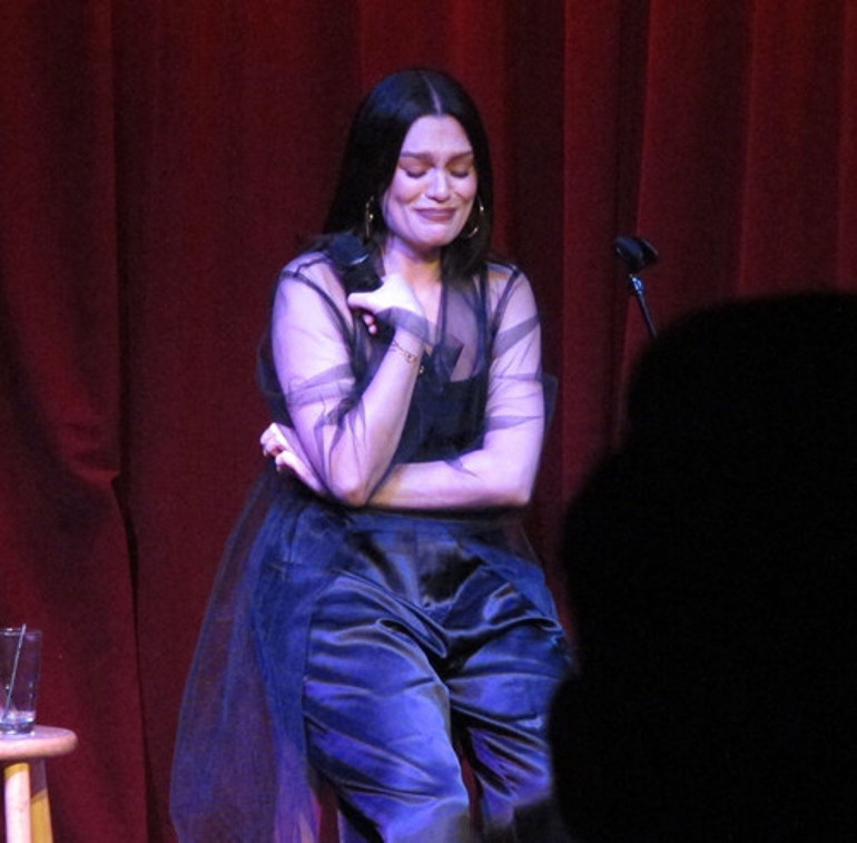 Jessie J. sahnede gözyaşlarına boğuldu: Bebeğimi kaybettim, kendimi hiç bu kadar yalnız hissetmemiştim