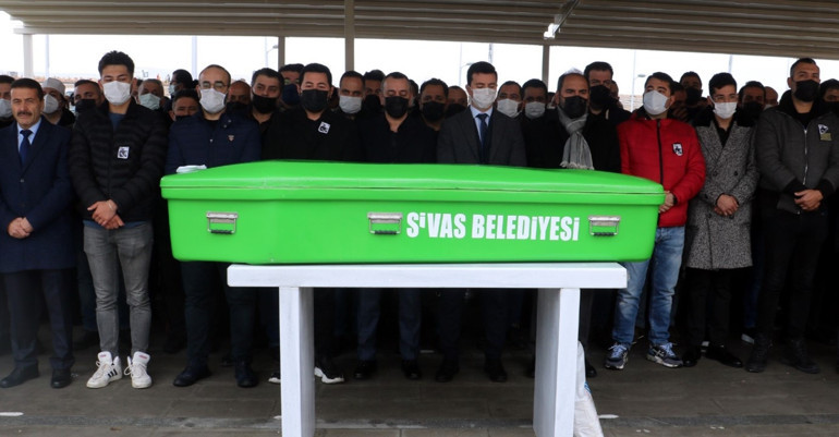 Şarkıcı Serkan Kaya, babasını son yolculuğa uğurladı