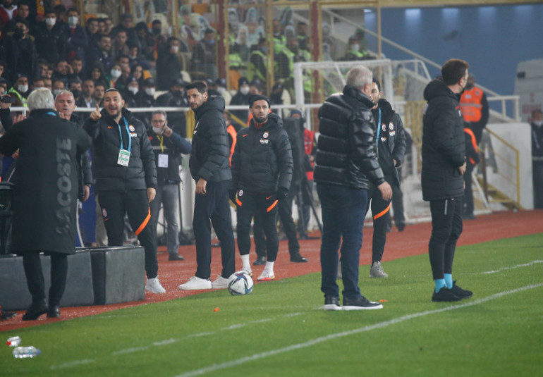 Yeni Malatyaspor - Galatasaray maçında saha karıştı