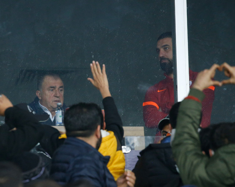 Yeni Malatyaspor - Galatasaray maçında saha karıştı