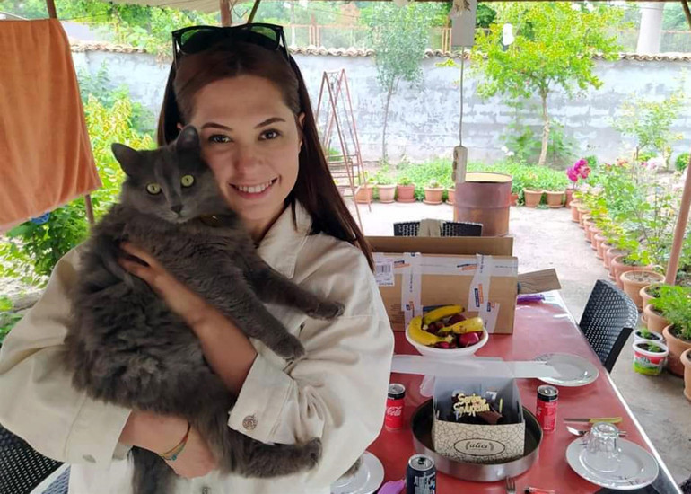 Doktor İremin kahreden ölümü Kaçan kedisini almak isterken balkondan düşerek hayatını kaybetti