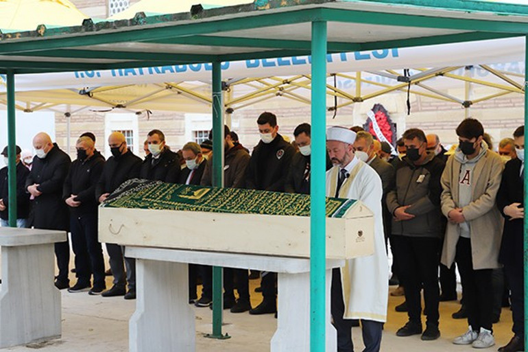 Doktor İremin kahreden ölümü Kaçan kedisini almak isterken balkondan düşerek hayatını kaybetti