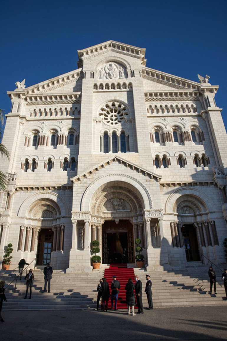 Taciz ettiği genç kadının laneti bütün aileyi esir aldı: Prenses Charlene, kalabalık masada ağlayıp mutsuzluğunu herkese göstermek istedi
