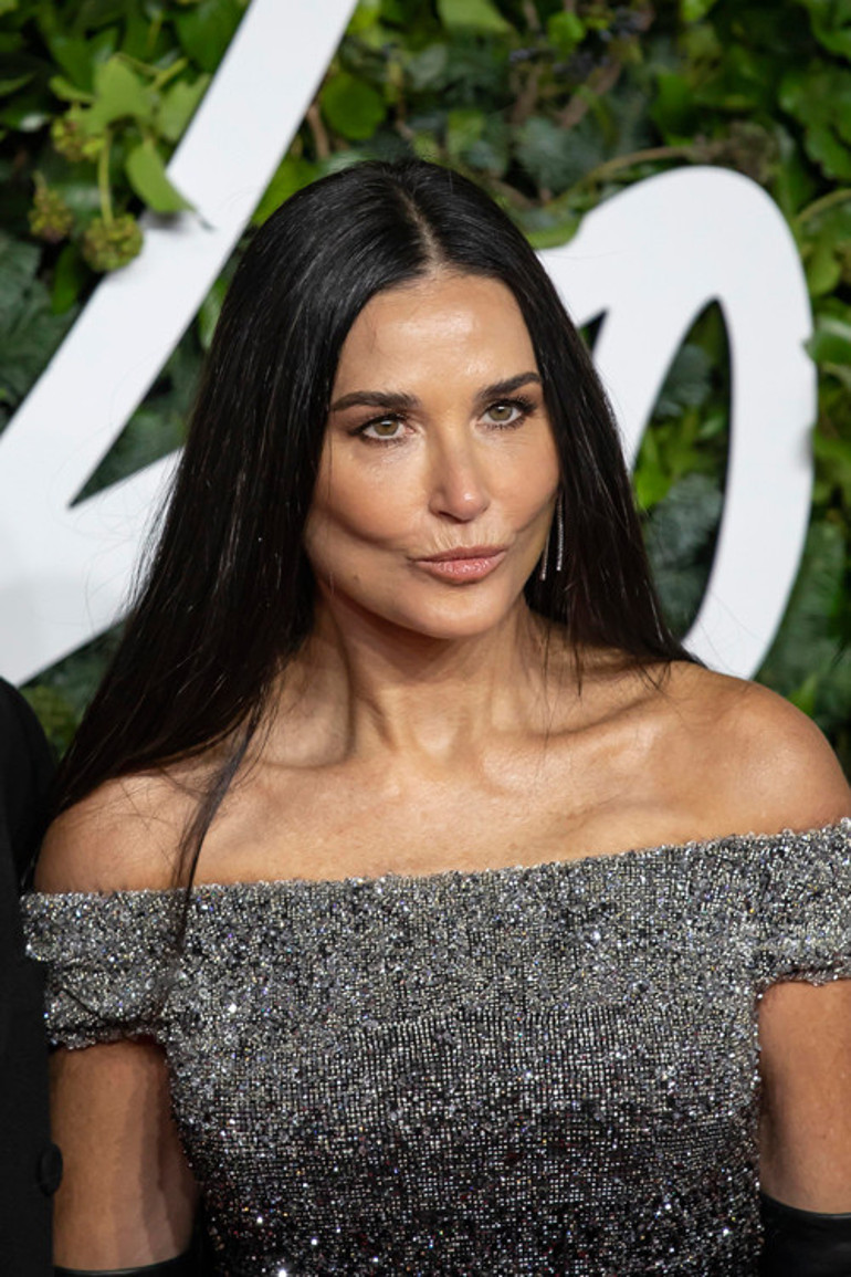 Demi Mooreun yüzü olay oldu: Bunu yapana dava açman gerek