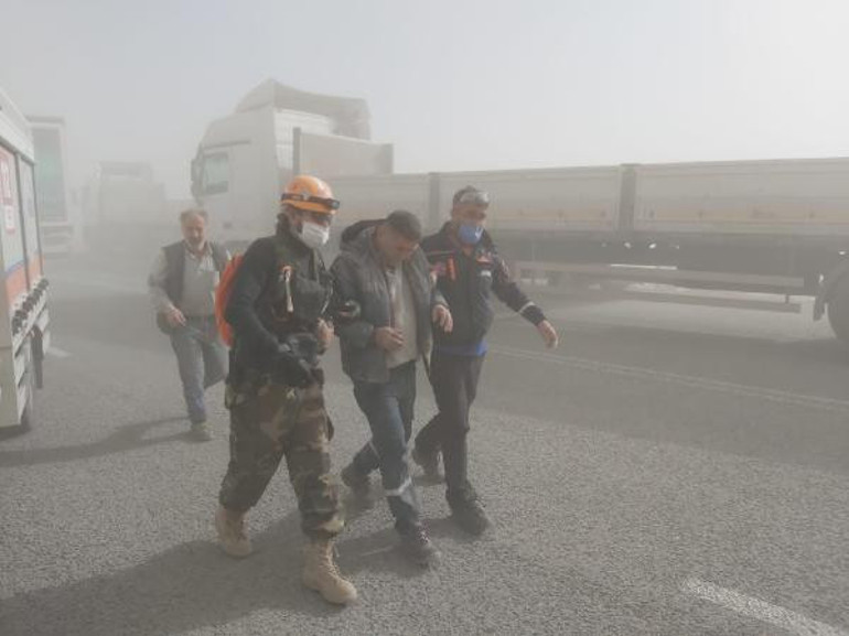 Son dakika... Aksaray, Niğde ve Konyada kum fırtınası... Araçlar mahsur kaldı, yollar kapatıldı, çok sayıda kaza oldu: 2 kişi hayatını kaybetti