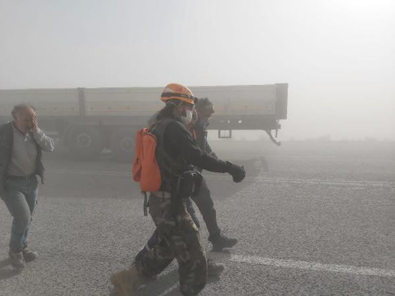 Son dakika... Aksaray, Niğde ve Konyada kum fırtınası... Araçlar mahsur kaldı, yollar kapatıldı, çok sayıda kaza oldu: 2 kişi hayatını kaybetti