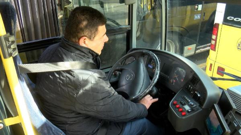 Köprüde motosiklet sürücülerine siper olan şoförler, o anları anlattı